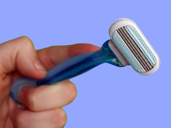 A disposable safety razor